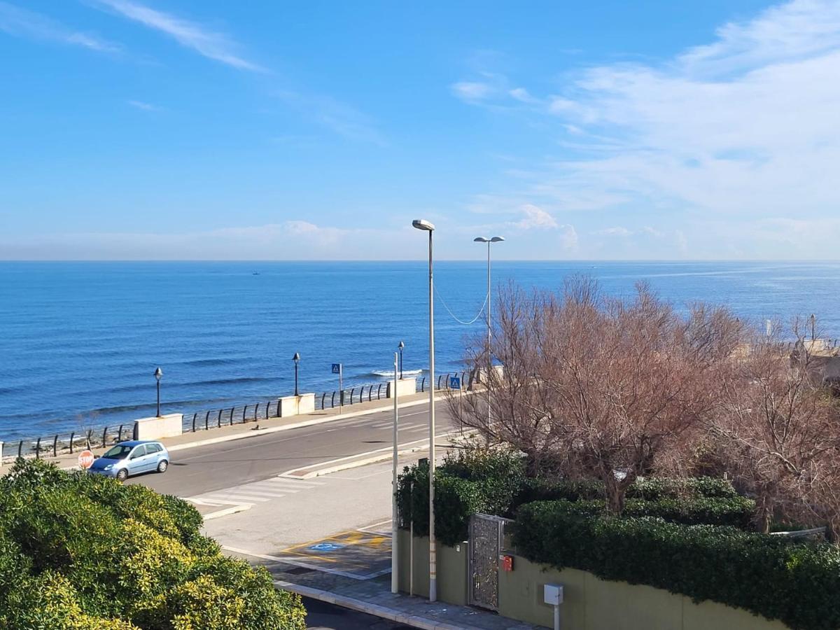 Casa Al Mare Hotel Bari Bagian luar foto